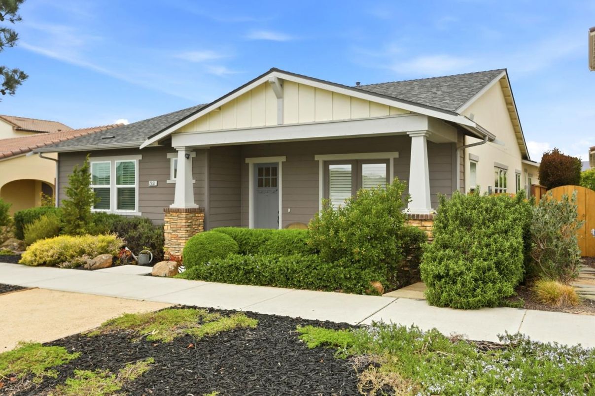 Exterior, Facade, Ranch