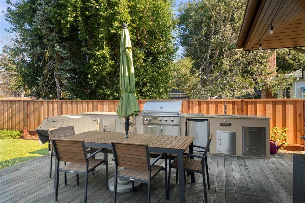 Exterior, Outdoor Kitchen
