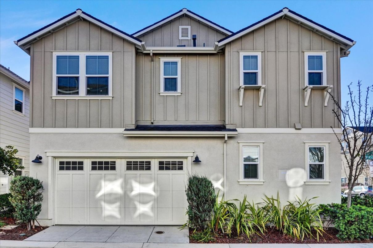 Attached, Exterior, Facade, Rowhouse