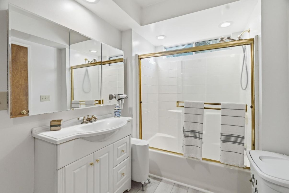Bathroom, Interior, Recessed Lighting