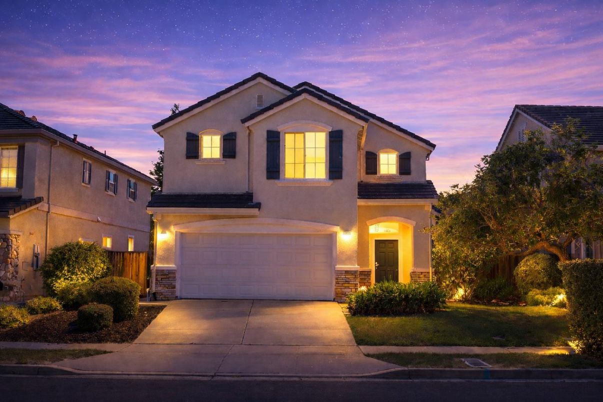 Attached, Exterior, Facade, Mediterranean