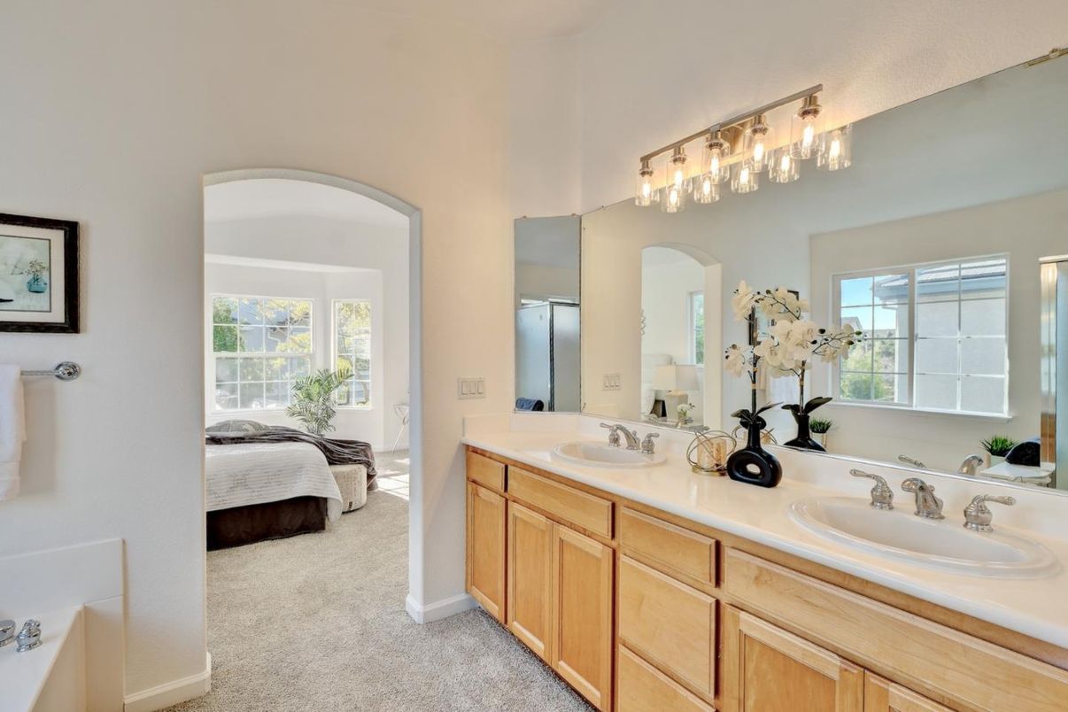 Bathroom, Bedroom, Dual Sink Vanities, Interior