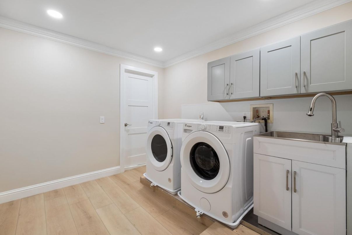 Interior, Recessed Lighting, Washer, Wood Texture Flooring