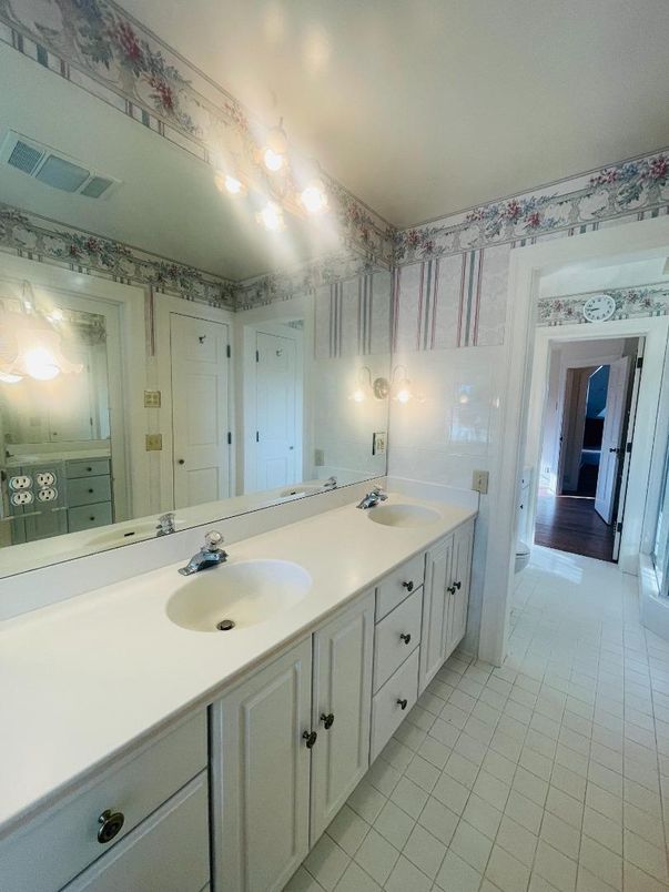 Bathroom, Dual Sink Vanities, Interior