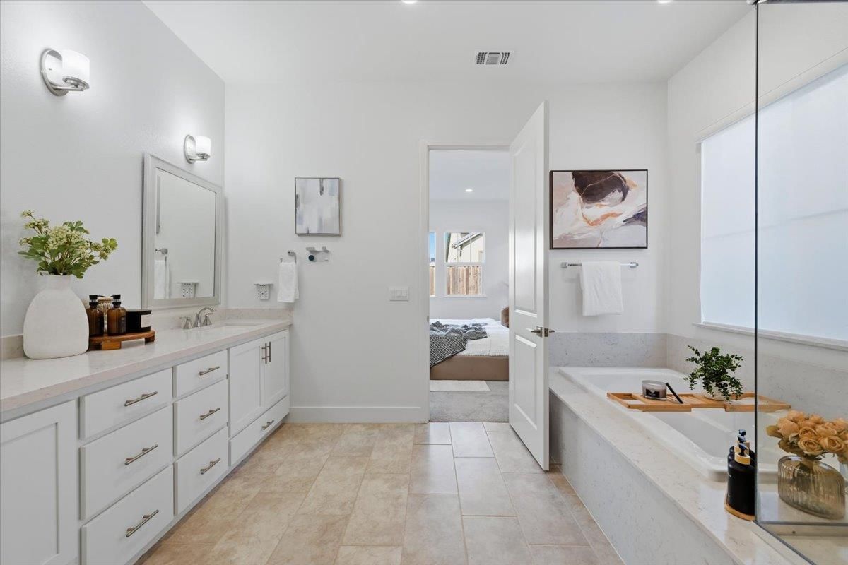 Bathroom, Dual Sink Vanities, Interior, Recessed Lighting