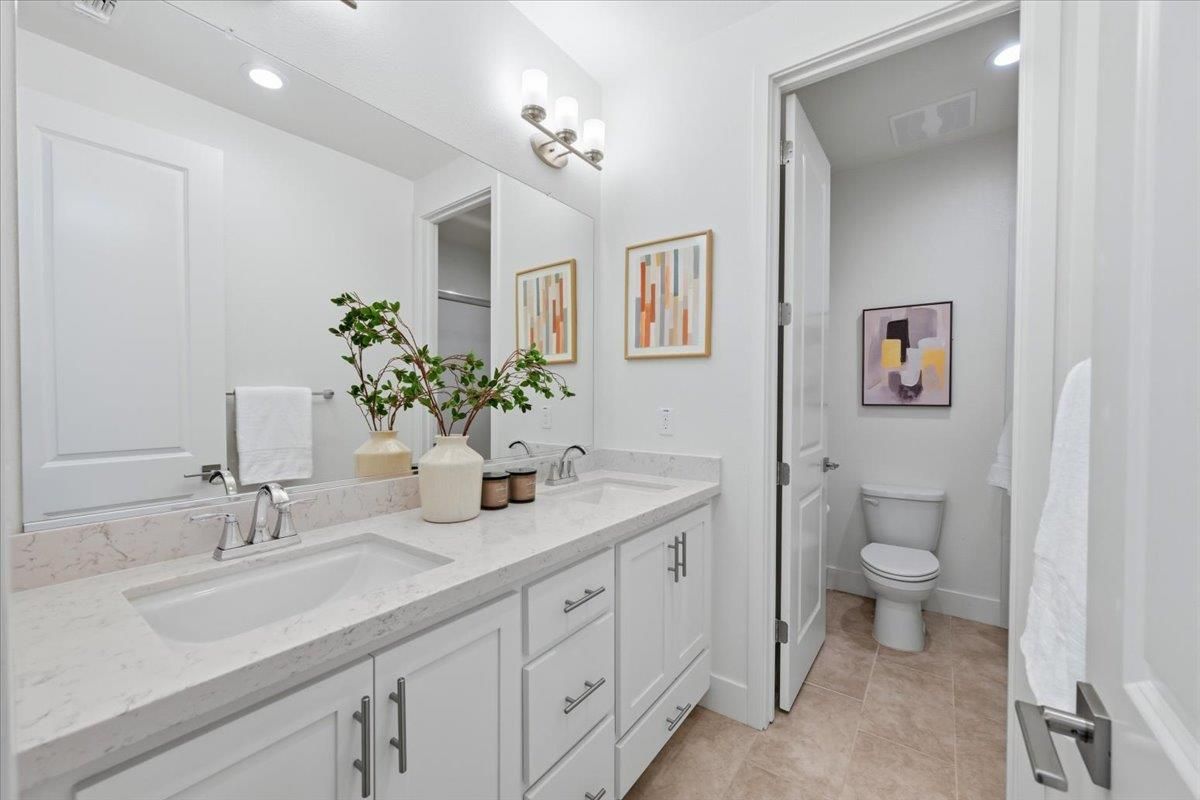 Bathroom, Dual Sink Vanities, Interior, Recessed Lighting