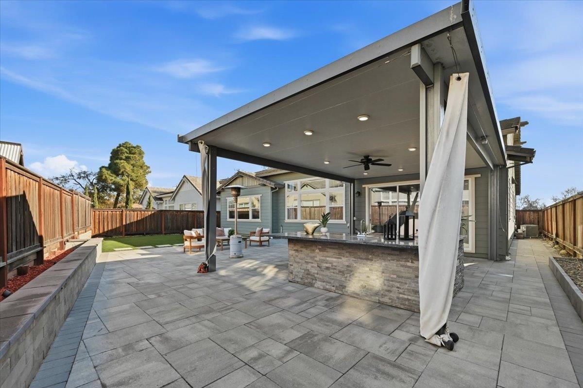 Backyard, Exterior, Outdoor Kitchen