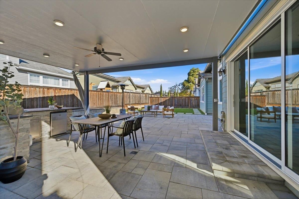 Exterior, Outdoor Kitchen