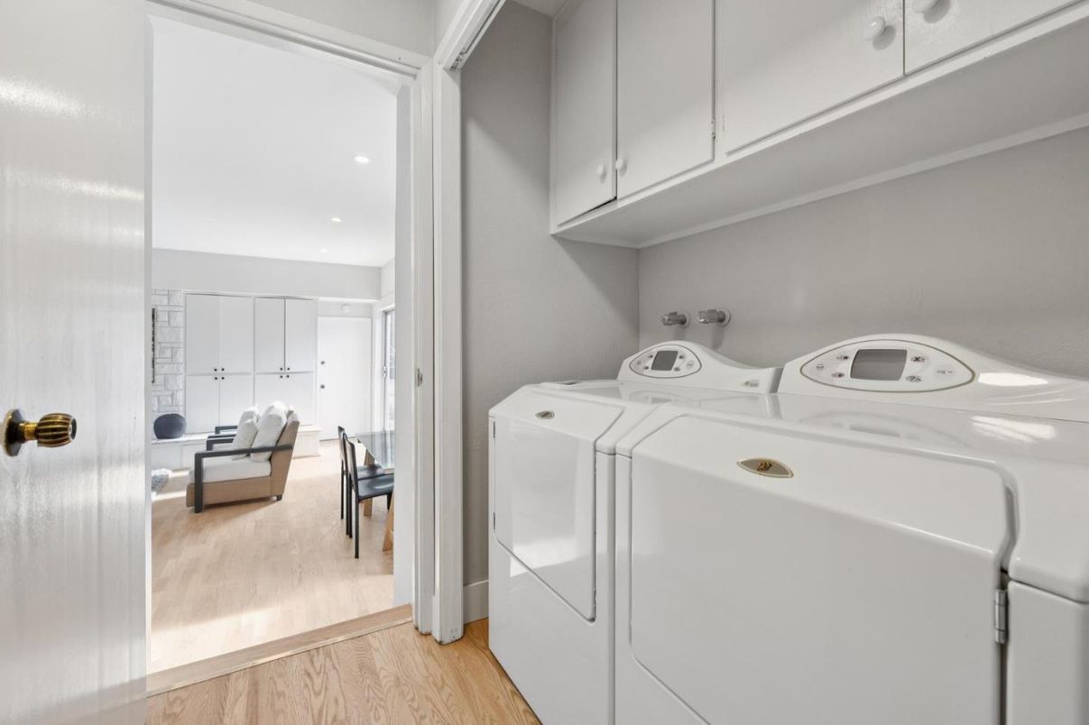 Interior, Recessed Lighting, Washer, Wood Texture Flooring