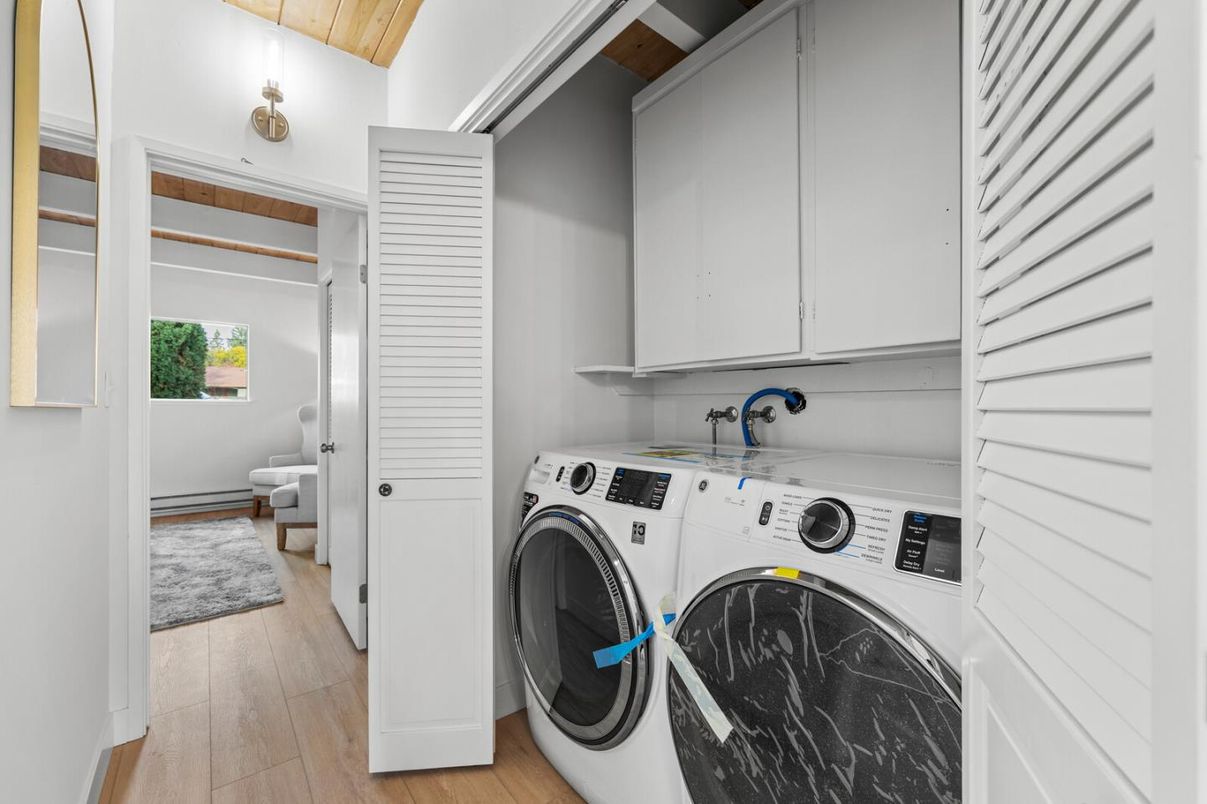 Interior, Utility Closets, Washer, Wood Texture Flooring