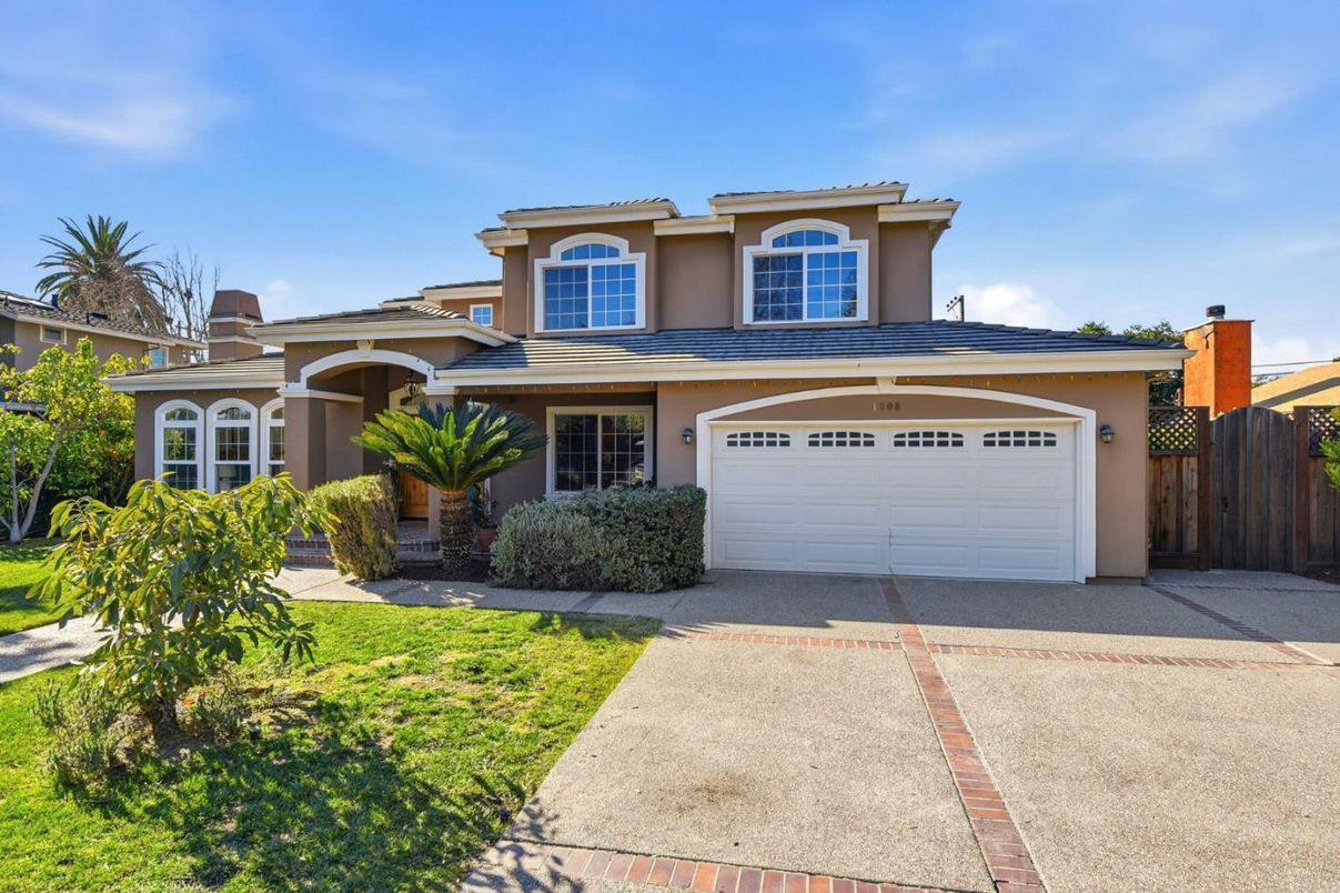 Attached, Exterior, Facade, Mediterranean