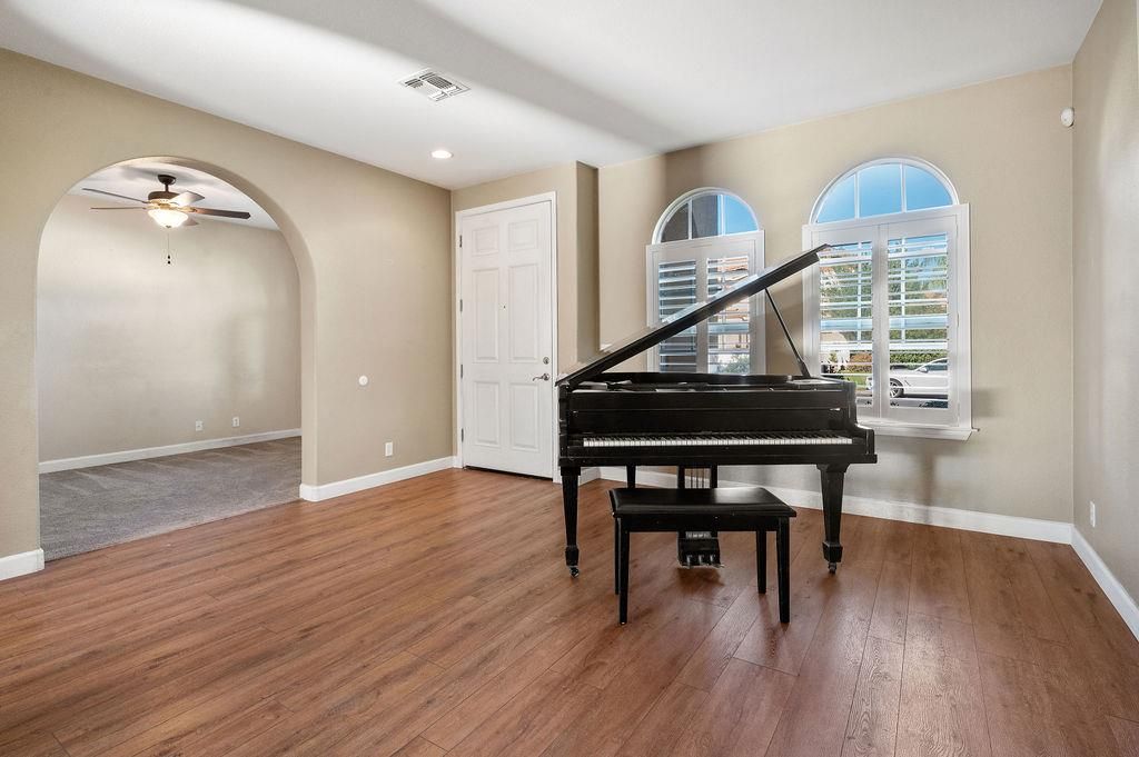 Interior, Piano, Recessed Lighting, Wood Texture Flooring