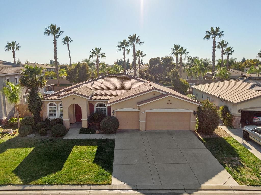 Attached, Exterior, Facade, Mediterranean