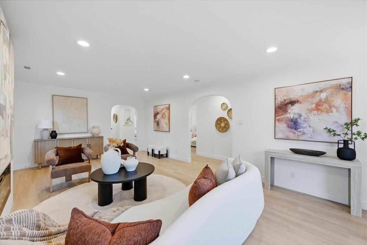 Interior, Living room, Recessed Lighting, Wood Texture Flooring