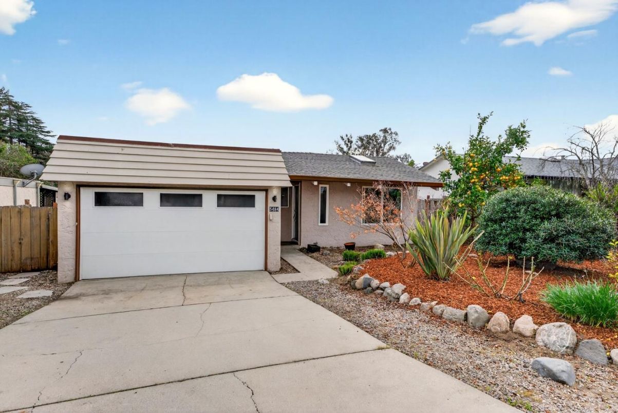 Attached, Exterior, Facade, Ranch