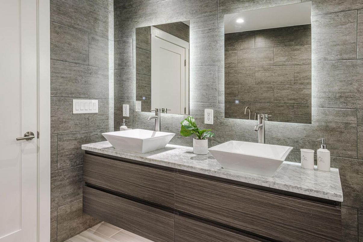 Bathroom, Dual Sink Vanities, Interior, Recessed Lighting