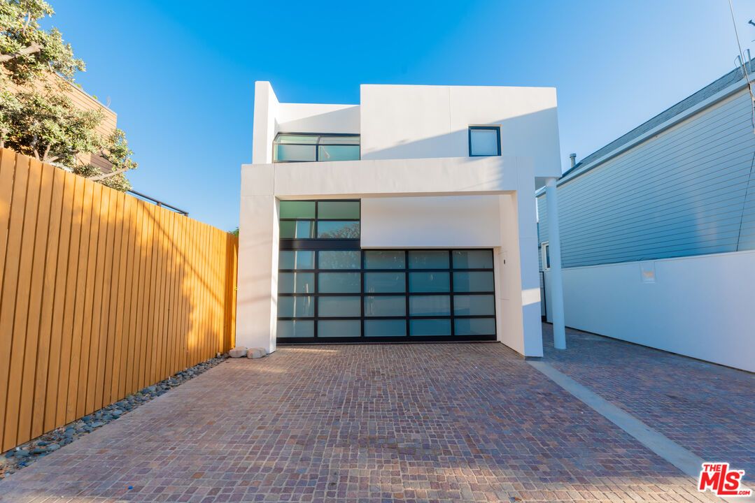 Attached, Exterior, Facade, Modern