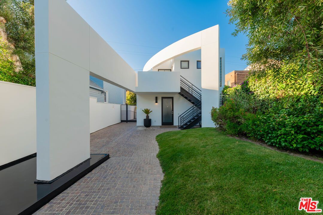 Backyard, Exterior, Facade, Modern