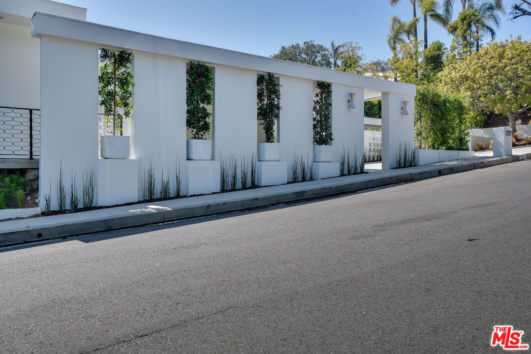 Exterior, Facade, Modern
