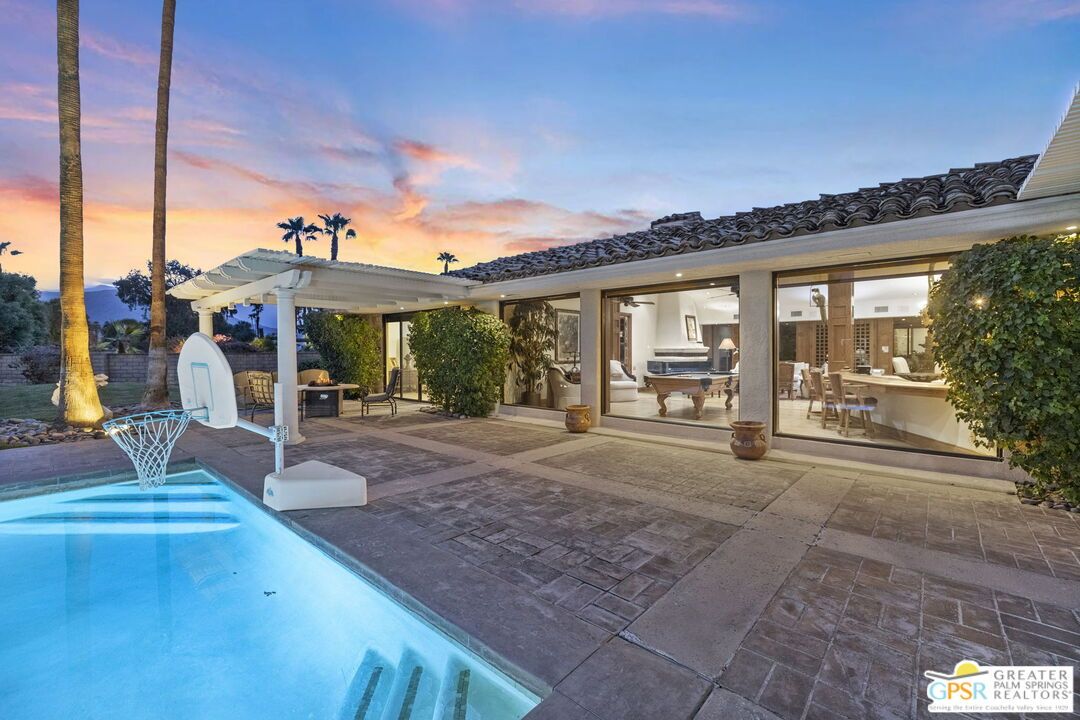 Exterior, Pool
