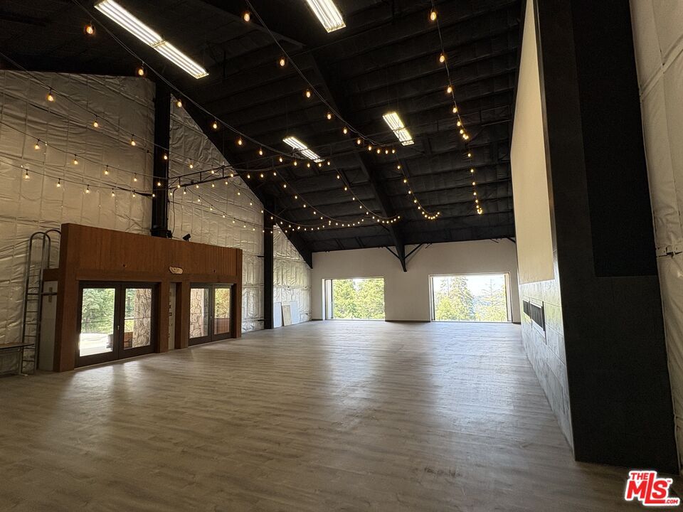Interior, Pendant Lights, Wood Texture Flooring