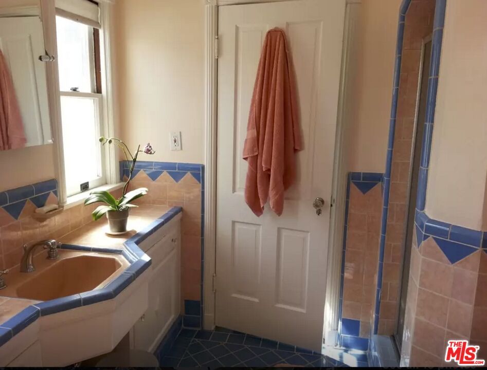 Bathroom, Interior, Tile Countertops