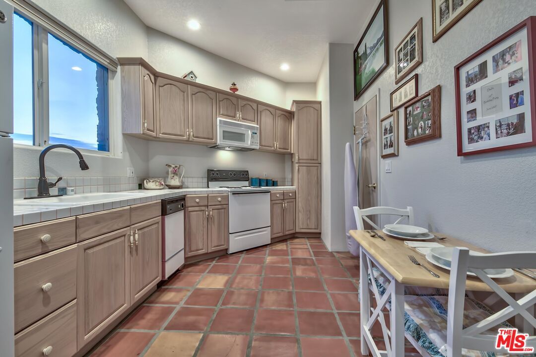 Dining room, Interior, Kitchen, Recessed Lighting, Tile Countertops