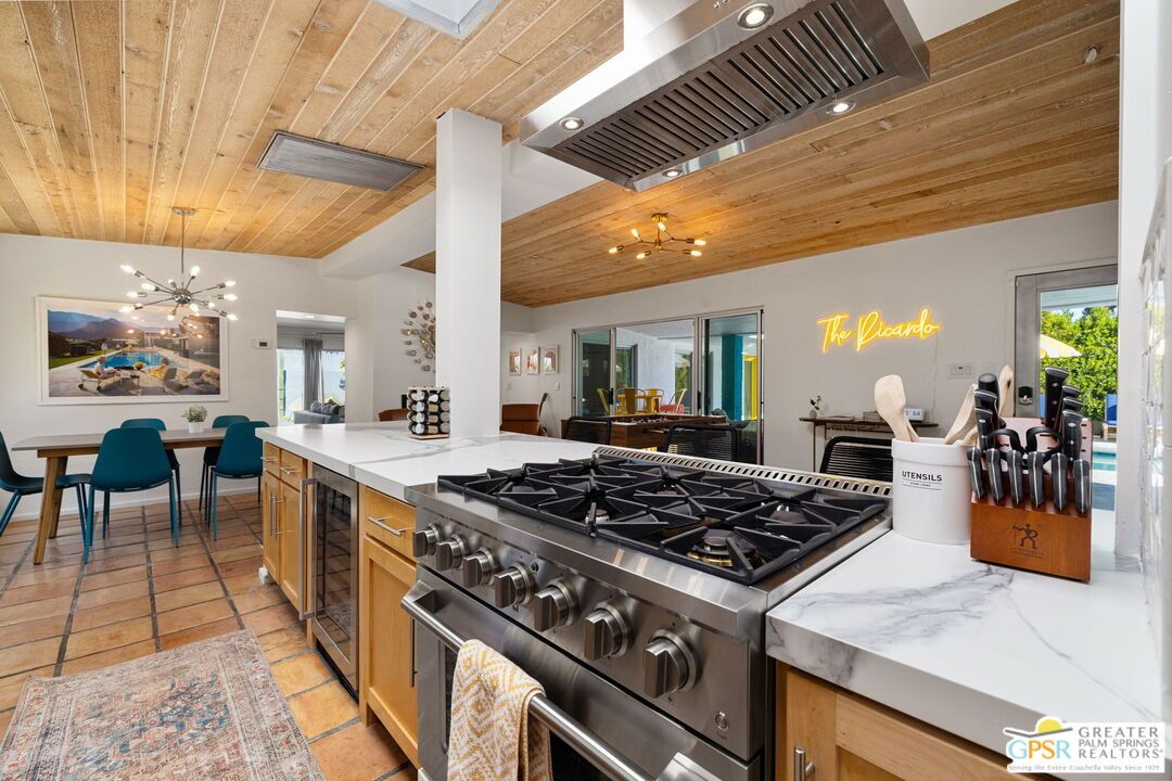 Dining room, Interior, Kitchen, Pendant Lights, Stainless Steel Appliances, Wooden Beams, Wooden Ceilings