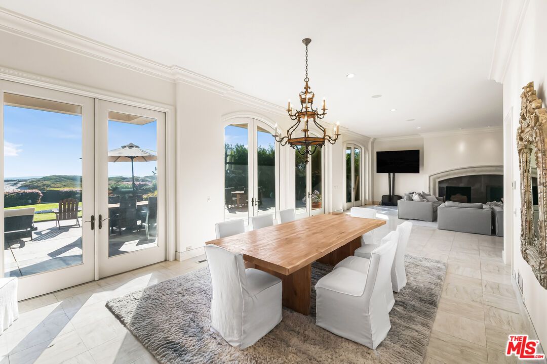Chandelier, Dining room, Interior, Living room, Marble, Recessed Lighting, Water