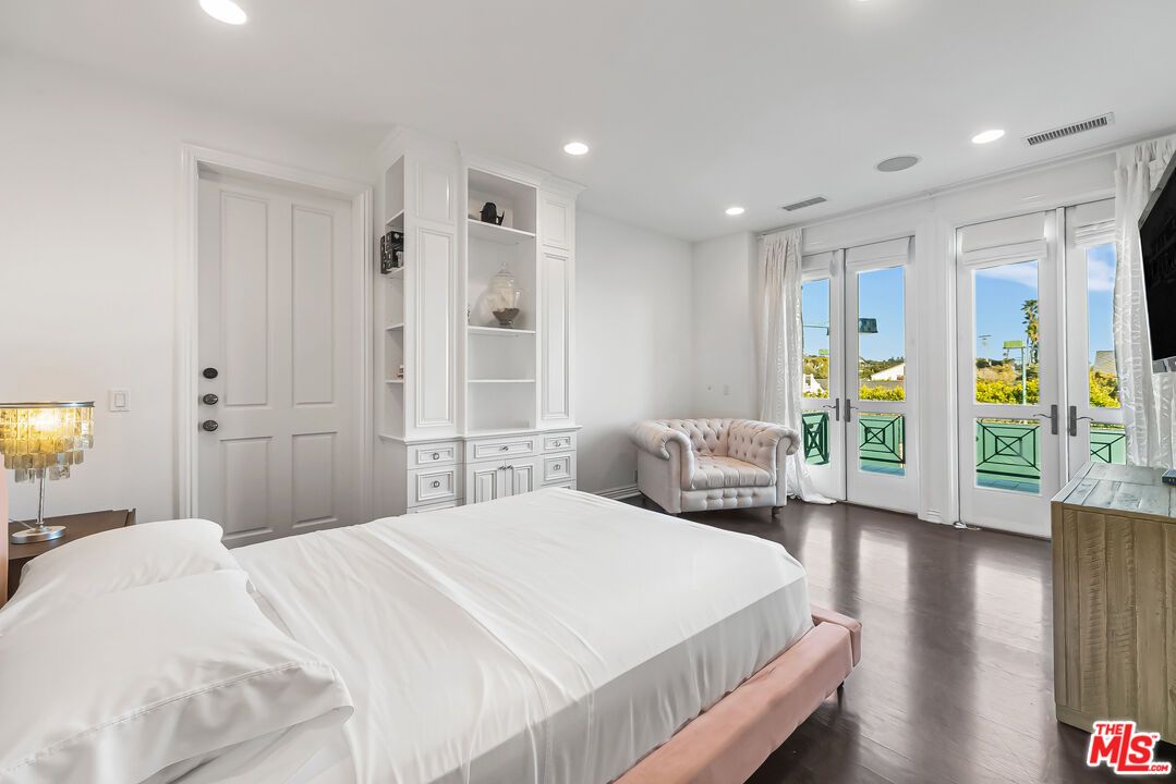 Bedroom, Interior, Recessed Lighting, Water, Wood Texture Flooring