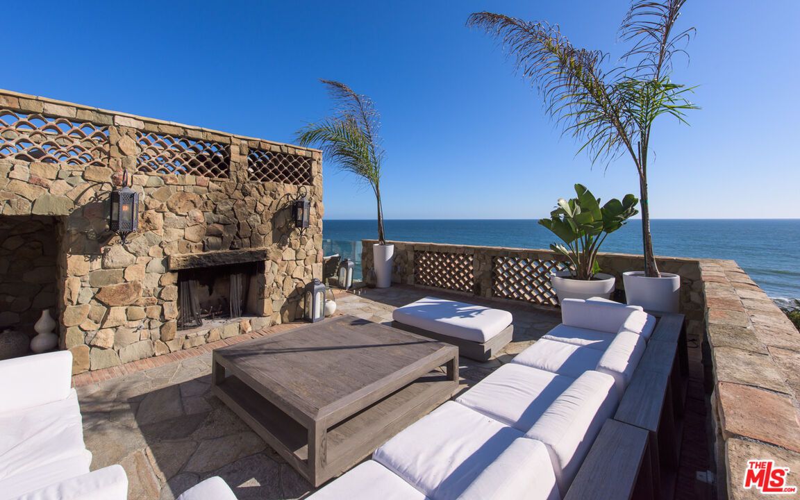 Exterior, Fireplace, Water