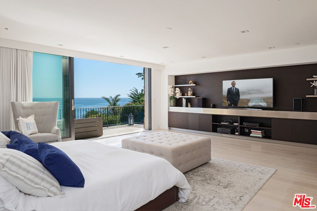 Bedroom, Interior, Recessed Lighting, Water, Wood Texture Flooring