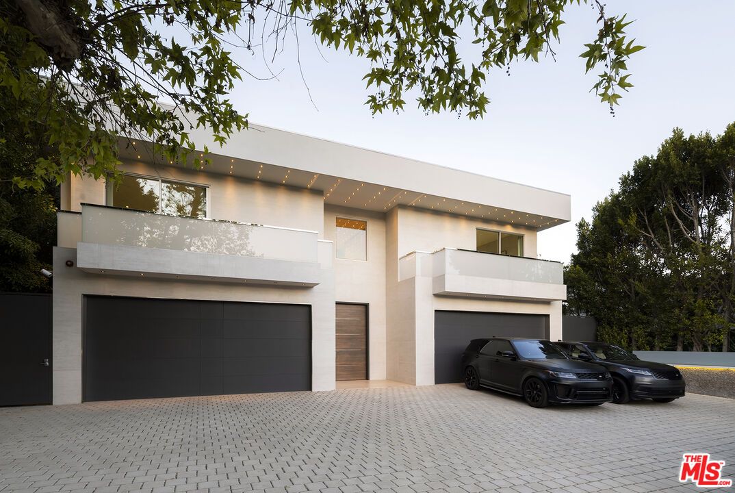 Attached, Exterior, Facade, Modern