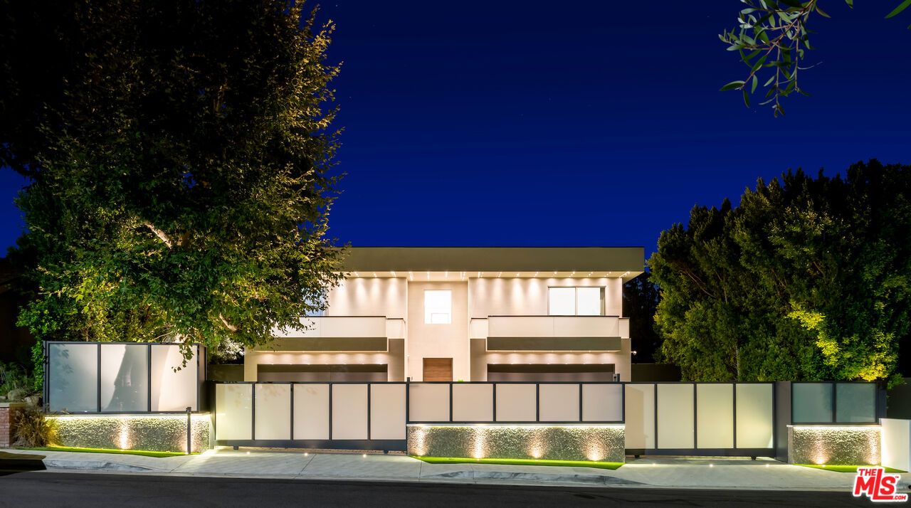 Exterior, Facade, Modern