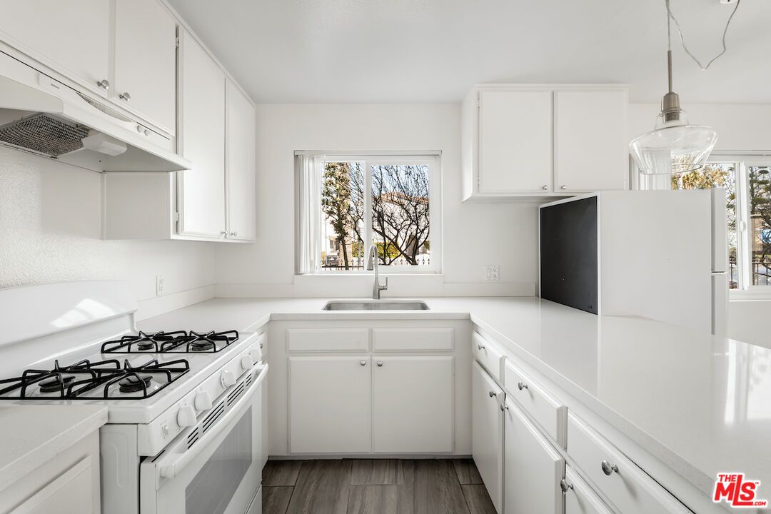 Interior, Kitchen, Pendant Lights, Wood Texture Flooring