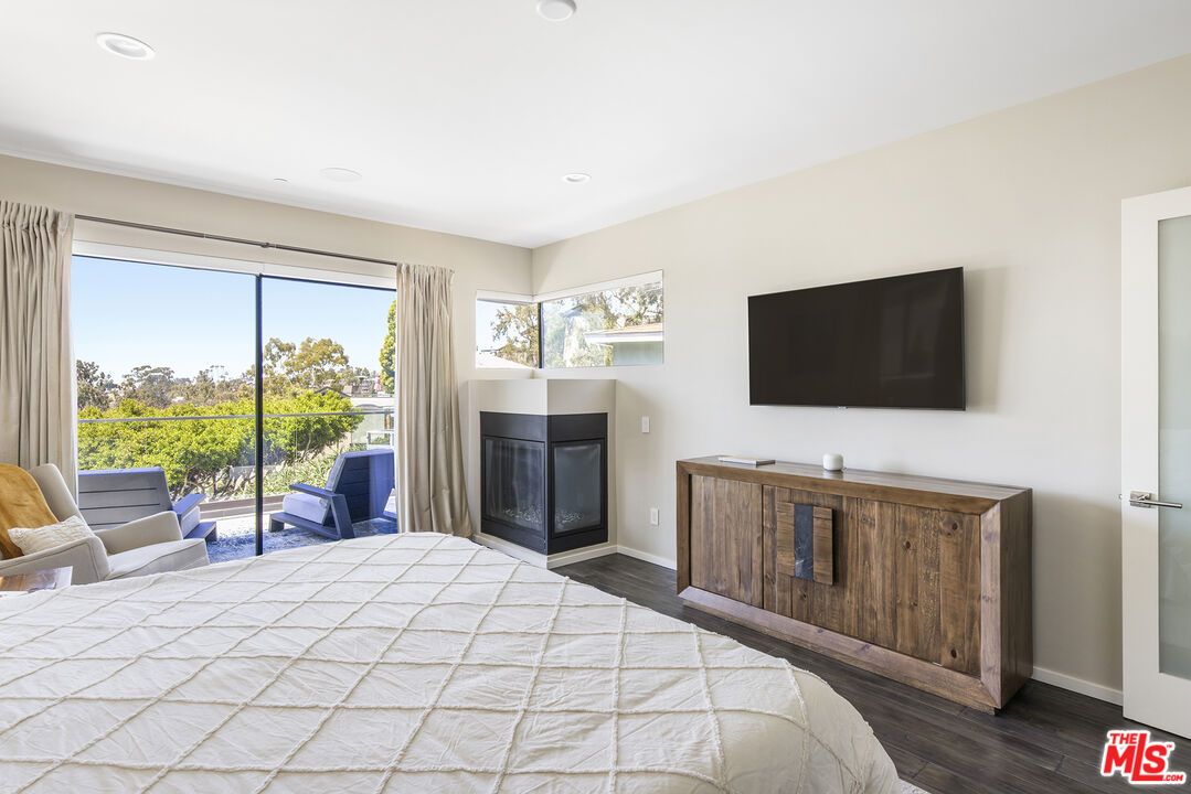 Bedroom, Fireplace, Interior, Recessed Lighting, Wood Texture Flooring