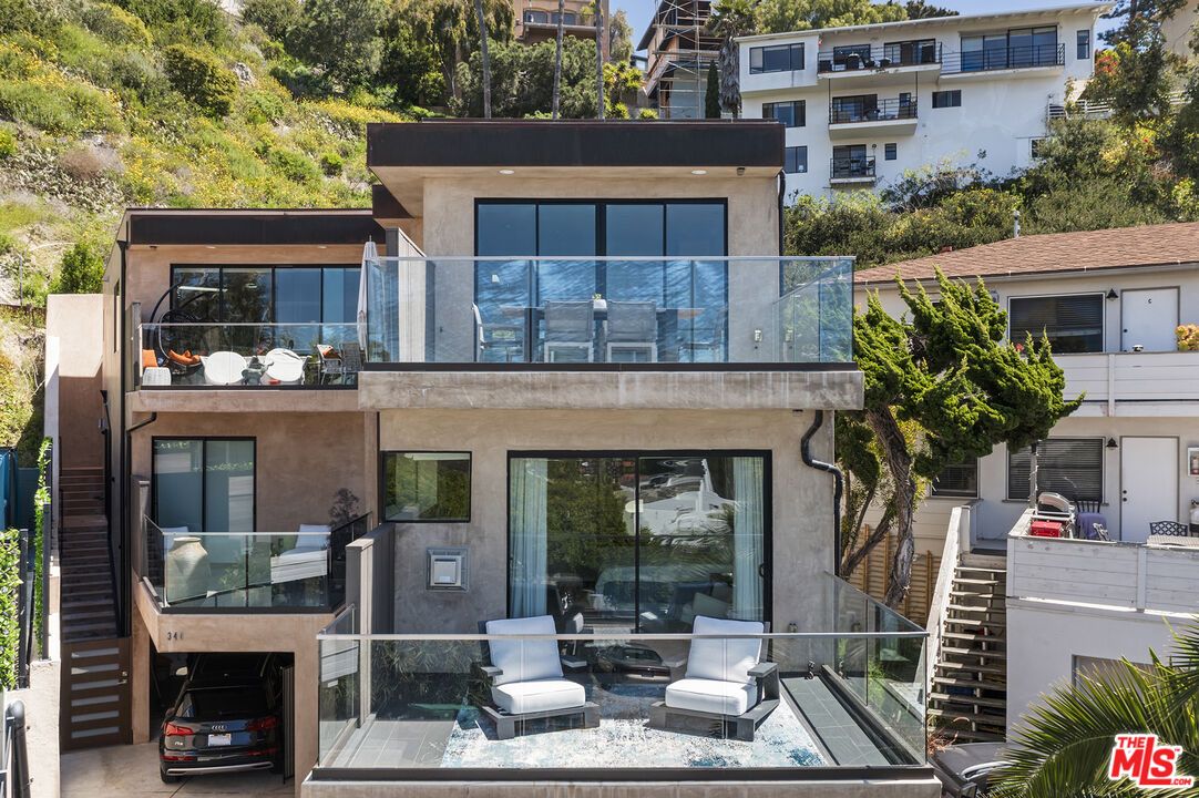 Exterior, Facade, Modern