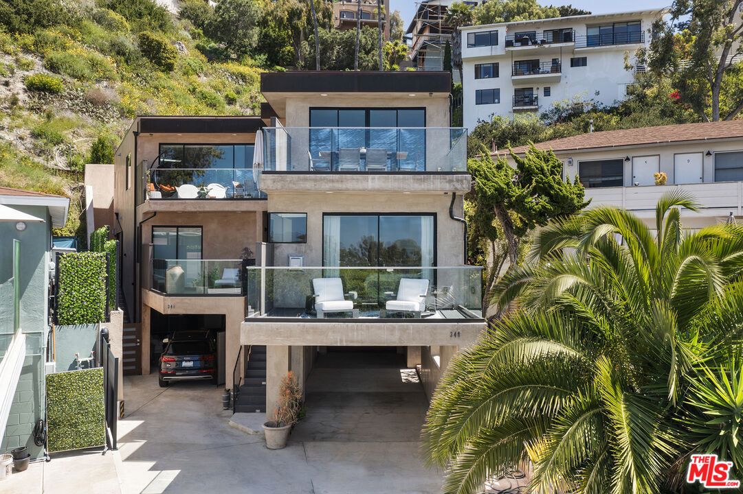 Exterior, Facade, Modern