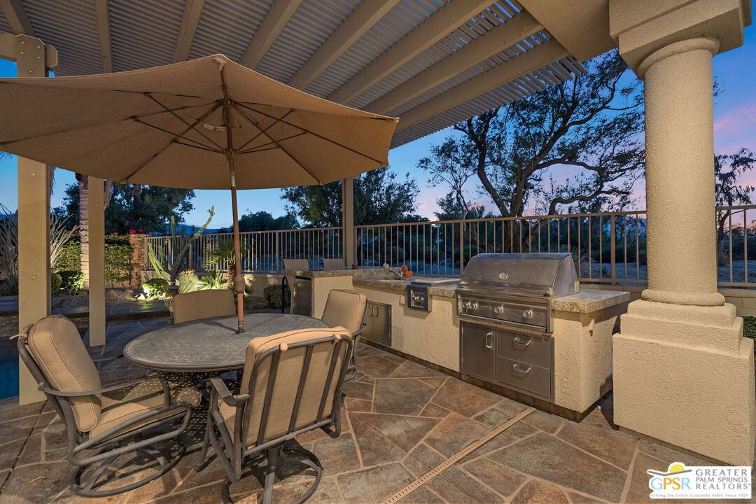 Exterior, Outdoor Kitchen