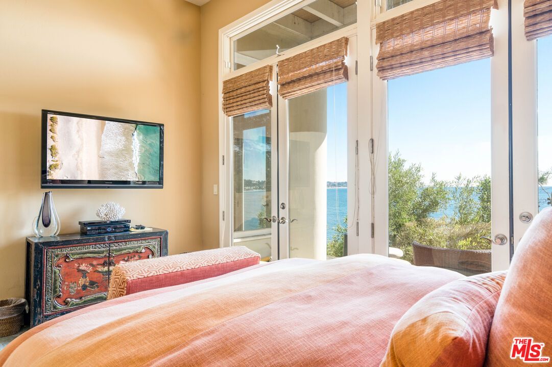 Bedroom, Interior, Water