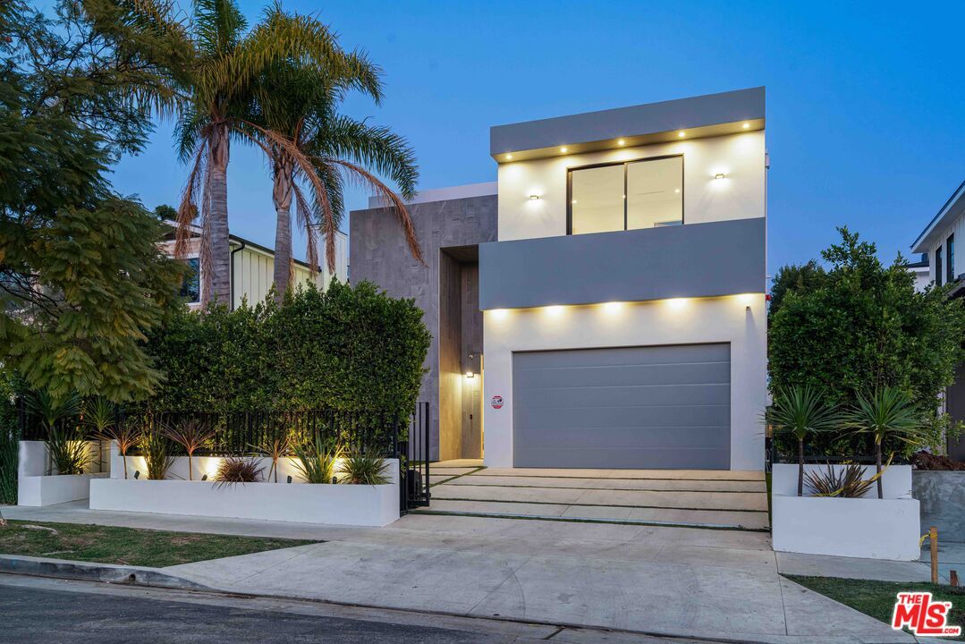 Attached, Exterior, Facade, Modern