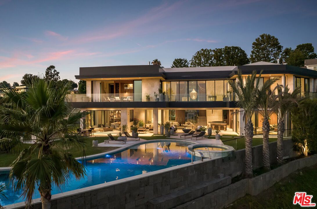 Exterior, Facade, Pool, Modern