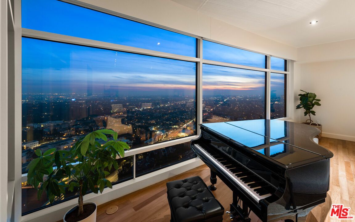 Interior, Piano, Recessed Lighting, Wood Texture Flooring