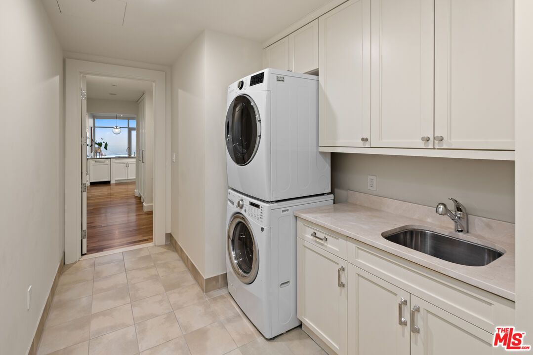 Interior, Washer, Wood Texture Flooring