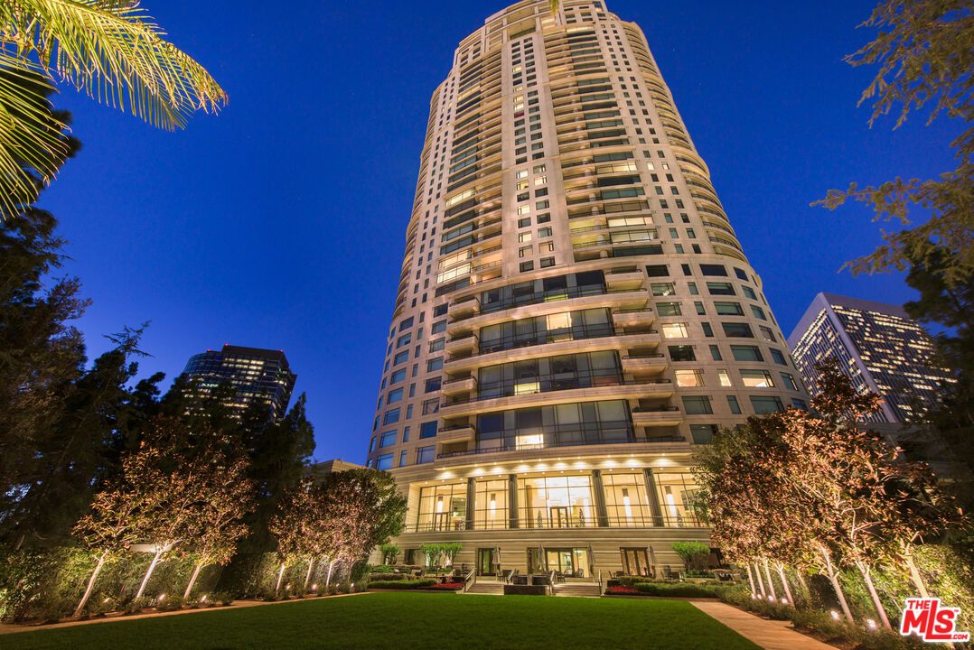 Exterior, Facade, Condo Building