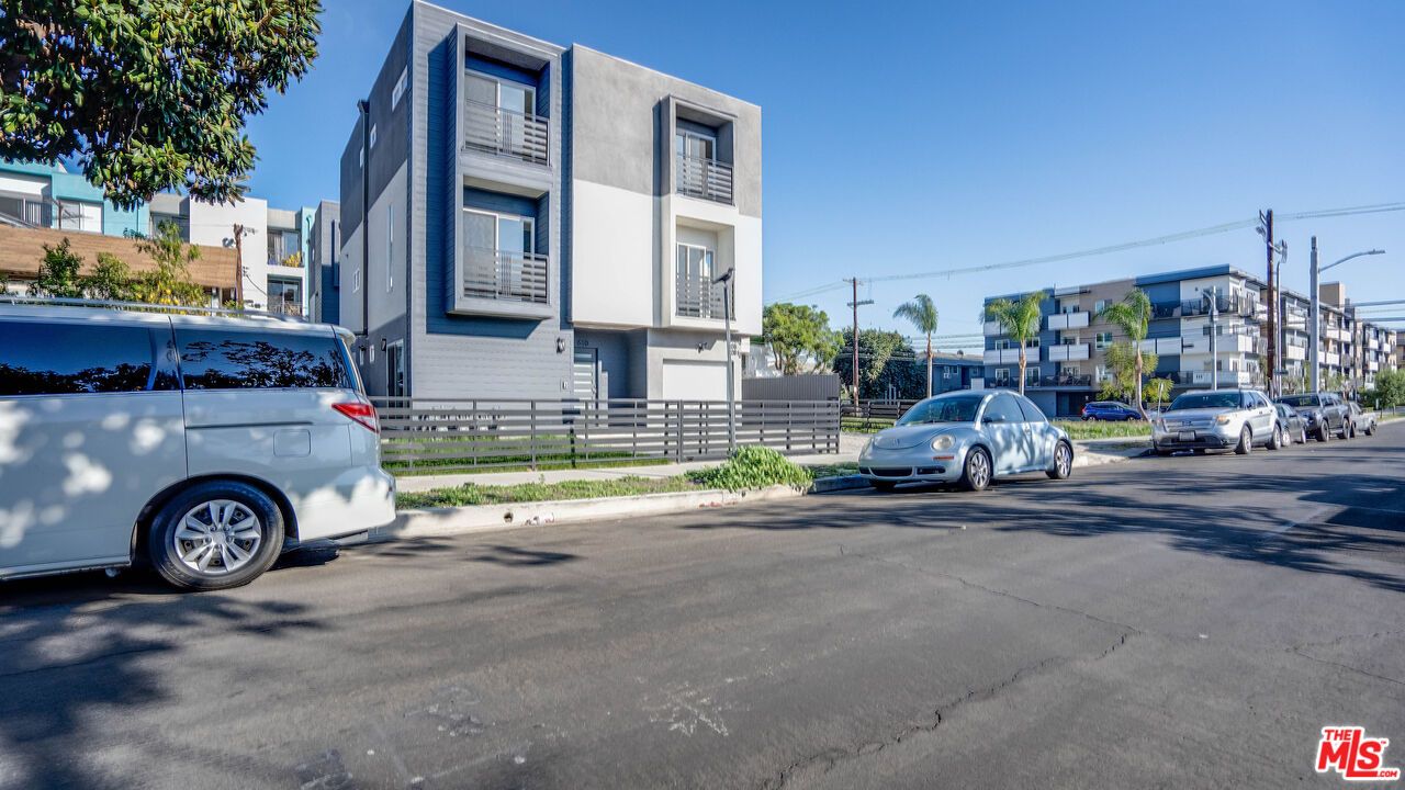 Exterior, Facade, Rowhouse