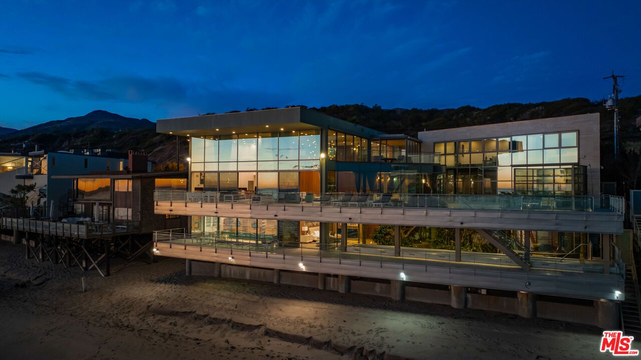 Exterior, Facade, Modern
