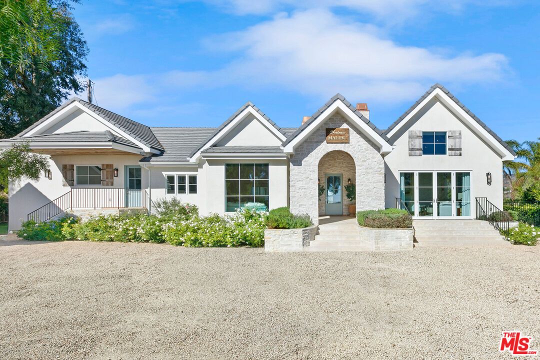 Exterior, Facade, Farmhouse