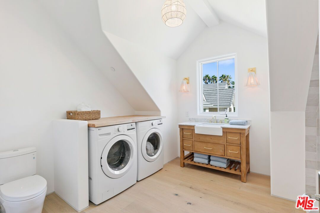 Interior, Washer, Wood Texture Flooring