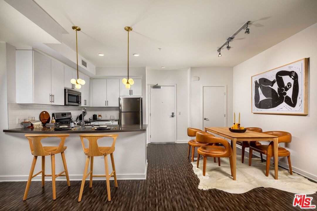 Dining room, Interior, Kitchen, Pendant Lights, Recessed Lighting, Stainless Steel Appliances